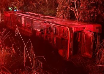 Ônibus tomba na BR-393 em Barra do Piraí e deixa 12 pessoas feridas