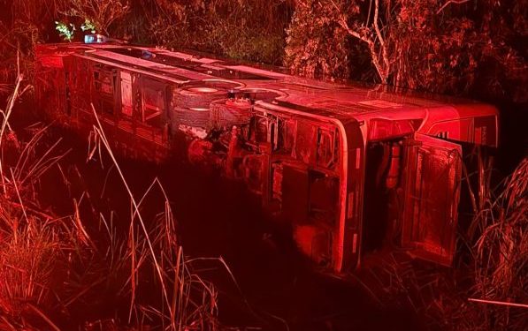 Ônibus tomba na BR-393 em Barra do Piraí e deixa 12 pessoas feridas