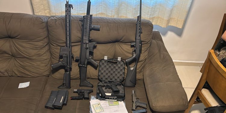 PF cumpre mandados em Volta Redonda e Pinheiral contra fraude em armas de CACs