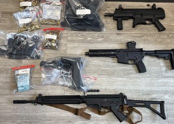 PF prende homem com dois fuzis e uma submetralhadora durante operação no Rio