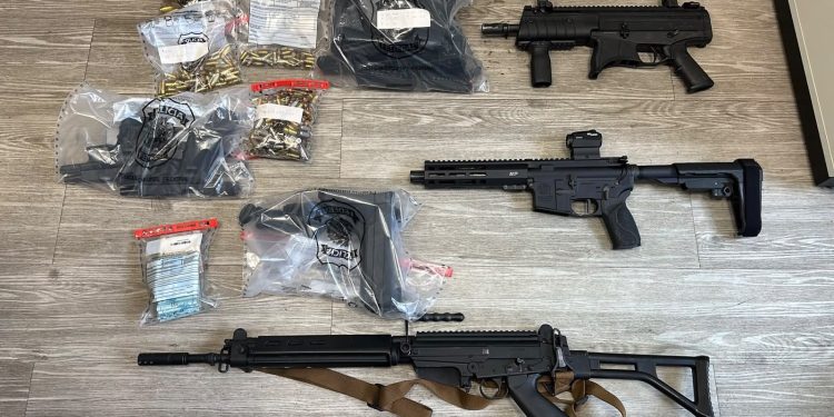 PF prende homem com dois fuzis e uma submetralhadora durante operação no Rio