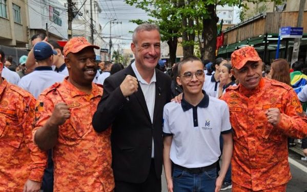 Rodrigo Furtado participa de desfile e encontro solidário em Volta Redonda