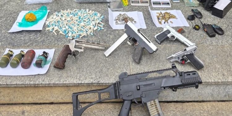 PM encontra granadas, submetralhadora e drogas em esconderijo em Três Rios