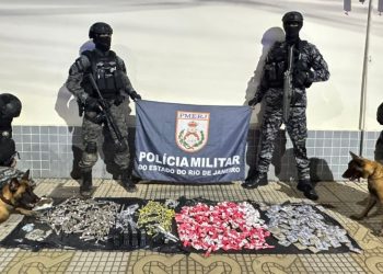 Cães do BAC encontram 11kg de drogas e pistola após troca de tiros no Dom Bosco