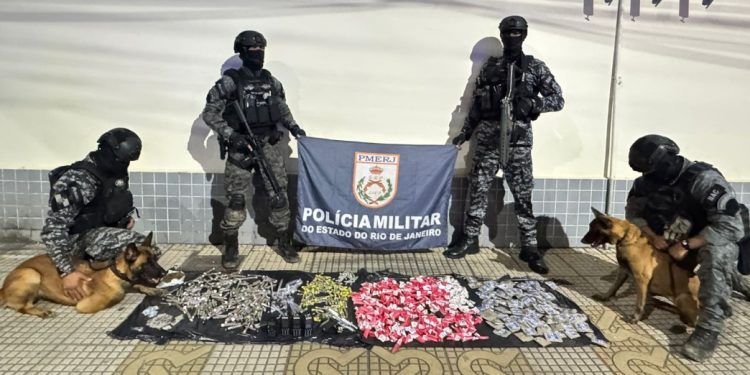 Cães do BAC encontram 11kg de drogas e pistola após troca de tiros no Dom Bosco