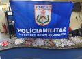 Polícia apreende drogas escondidas em caçamba de veículo abandonado em Angra dos Reis