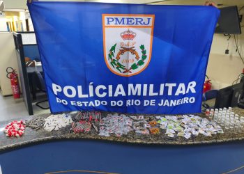 Polícia apreende drogas escondidas em caçamba de veículo abandonado em Angra dos Reis