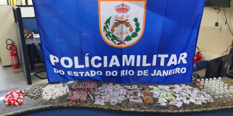 Polícia apreende drogas escondidas em caçamba de veículo abandonado em Angra dos Reis