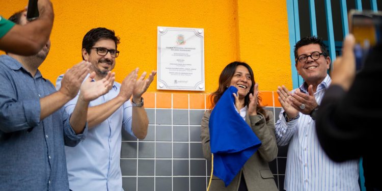 Katia Miki entrega escola reformada após mais de três anos de espera em Barra do Piraí