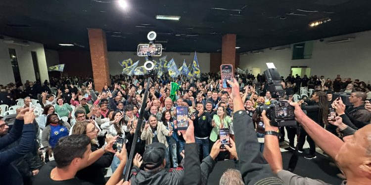 Encontro com Douglas leva mais de 2 mil ao Ano Bom