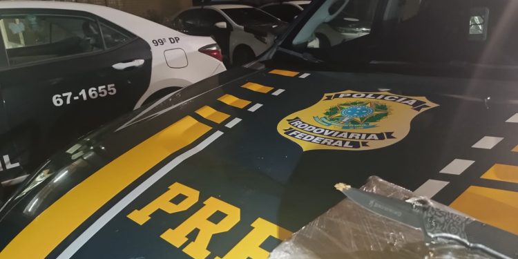 PRF prende mulher com quase 1 kg de haxixe em ônibus na Via Dutra, em Itatiaia