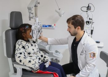 Crianças da rede municipal participam de mais um dia de exames de visão no Hospital do Olho