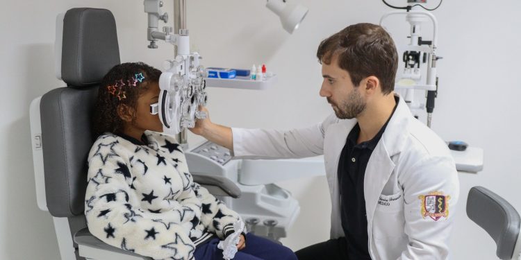 Crianças da rede municipal participam de mais um dia de exames de visão no Hospital do Olho