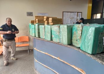 Carro capota durante fuga na Dutra, em BM; PRF apreende 232 kg de maconha