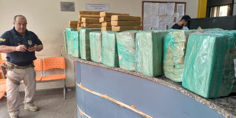 Carro capota durante fuga na Dutra, em BM; PRF apreende 232 kg de maconha