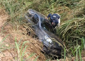 Carro capota durante fuga na Dutra, em BM; PRF apreende 232 kg de maconha