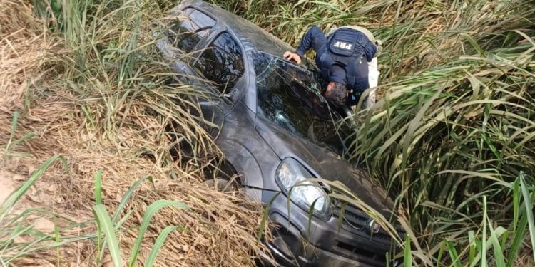 Carro capota durante fuga na Dutra, em BM; PRF apreende 232 kg de maconha