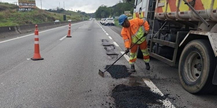 Rio-Santos recebe obras de recuperação do pavimento nesta segunda-feira