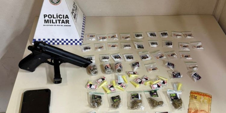 Homem é preso com drogas e simulacro de pistola em Paraty