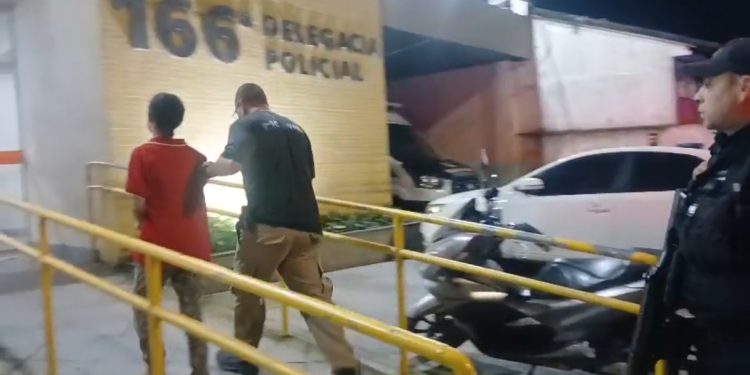 Mulher é presa em Angra dos Reis suspeita de envolvimento em emboscada que terminou em execução