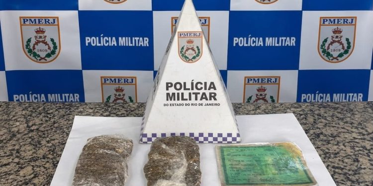 BPRv apreende tabletes de maconha durante fiscalização na RJ-157, em Barra Mansa