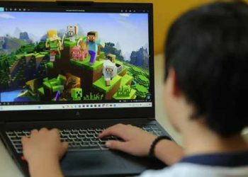 Uso excessivo de celular pode aumentar casos de olho seco em crianças e adolescentes
