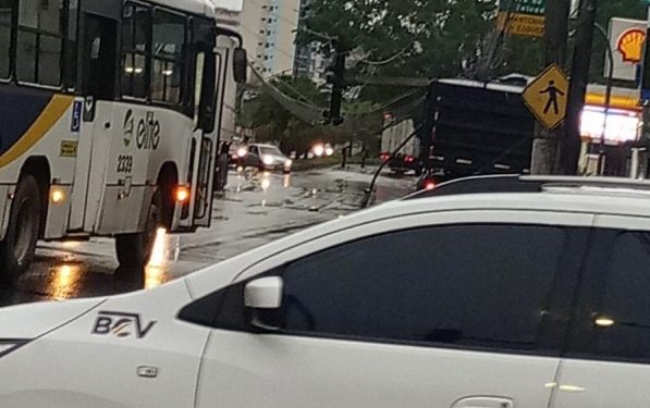 Acidente com carreta interdita Avenida Getúlio Vargas, no Centro de Volta Redonda