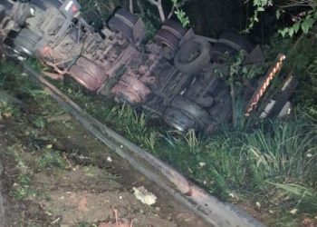 Carreta tomba na BR-393 em Barra do Piraí e motorista fica ferido