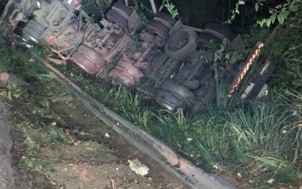 Carreta tomba na BR-393 em Barra do Piraí e motorista fica ferido