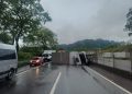 Caminhão tomba após acidente com carro e interdita pista da Via Dutra em Floriano