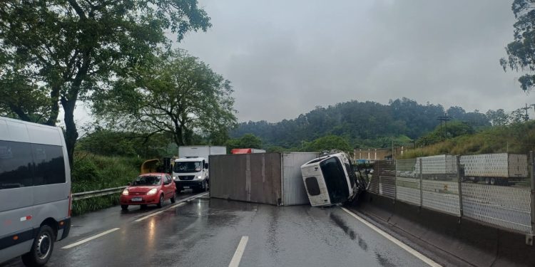 Caminhão tomba após acidente com carro e interdita pista da Via Dutra em Floriano