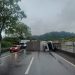 Caminhão tomba após acidente com carro e interdita pista da Via Dutra em Floriano