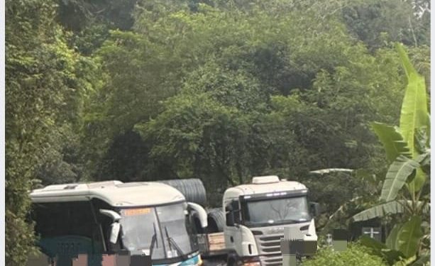 Ônibus e carreta colidem na Dutra e pista fica totalmente interditada