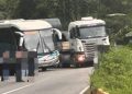 Ônibus e carreta colidem na Dutra e pista fica totalmente interditada