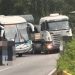 Ônibus e carreta colidem na Dutra e pista fica totalmente interditada