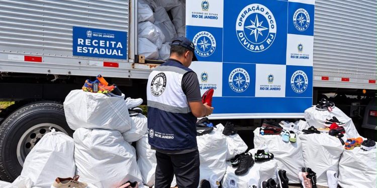 Operação no RJ flagra irregularidades em 90 mil litros de combustíveis e apreende mais de 2 mil calçados