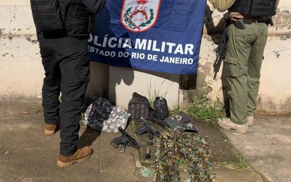 Adolescente é apreendido com duas pistolas em Volta Redonda