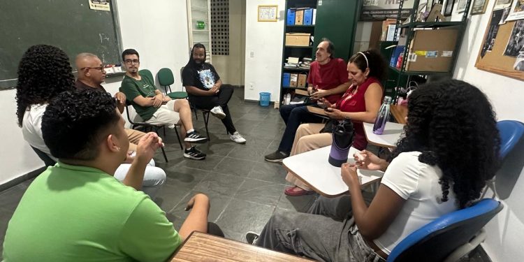 Professores da UFF dão aula especial para estudantes de pré-vestibular em Volta Redonda
