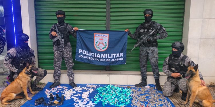 Cães farejadores ajudam a apreender mais de 7 kg de drogas em Volta Redonda