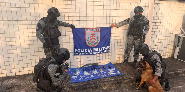 Polícia apreende espingarda, munições e drogas em Itatiaia