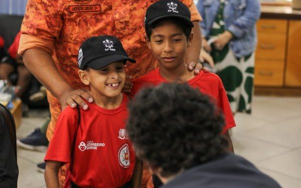 Bombeiro Mirim leva 50 crianças para conhecer a Prefeitura de Volta Redonda