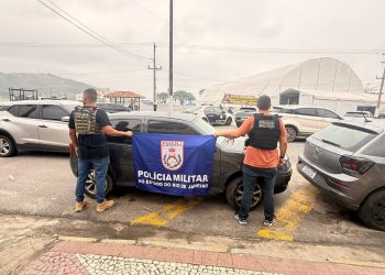 Carro furtado em Duque de Caxias é recuperado em Angra dos Reis