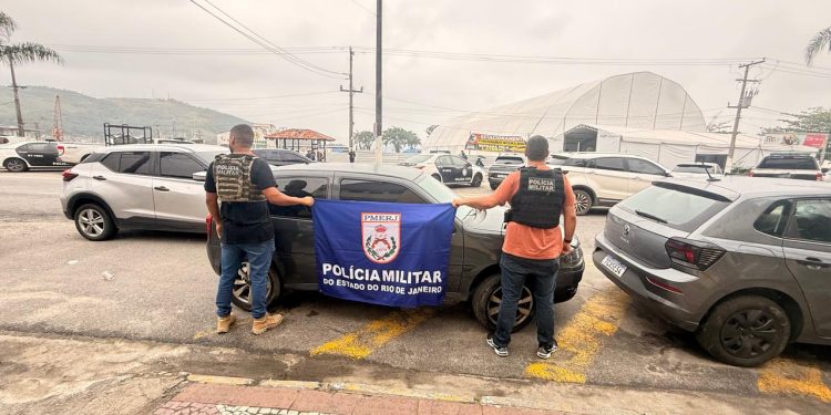 Carro furtado em Duque de Caxias é recuperado em Angra dos Reis