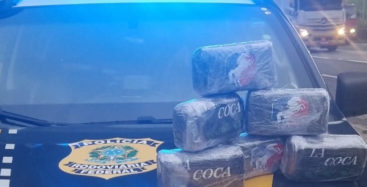 Motorista é preso com 6 kg de cocaína escondidos no painel de carro na Dutra, em Volta Redonda