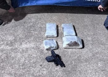 Mulher é presa em ônibus com 5 kg de maconha e pistola em Sapucaia