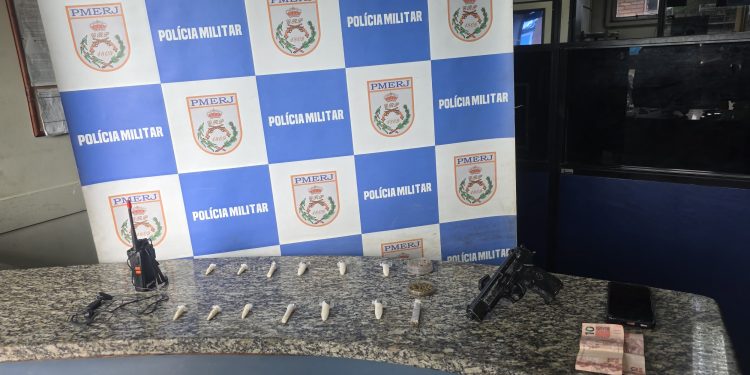 Homem é detido com drogas e simulacro de pistola em Barra Mansa