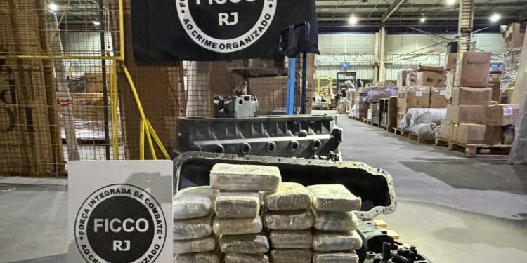 Homem é preso com 22 kg de maconha escondidos em motor de caminhão no Rio