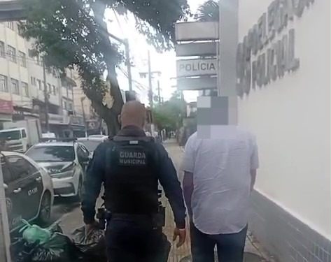 Motorista é preso embriagado e sem CNH após quase atropelar pedestres em Volta Redonda