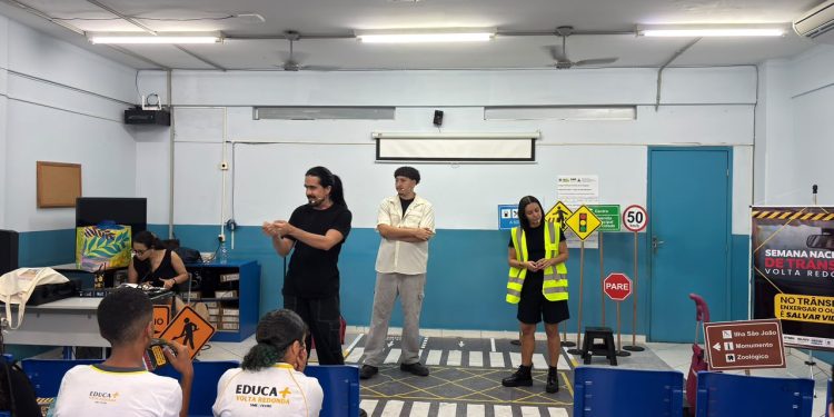 Volta Redonda leva peça sobre segurança no trânsito a escolas municipais