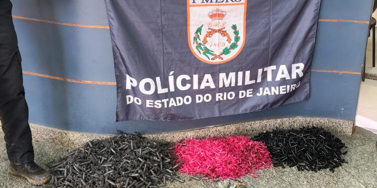 Polícia apreende 3 mil pinos usados para embalar drogas em Penedo